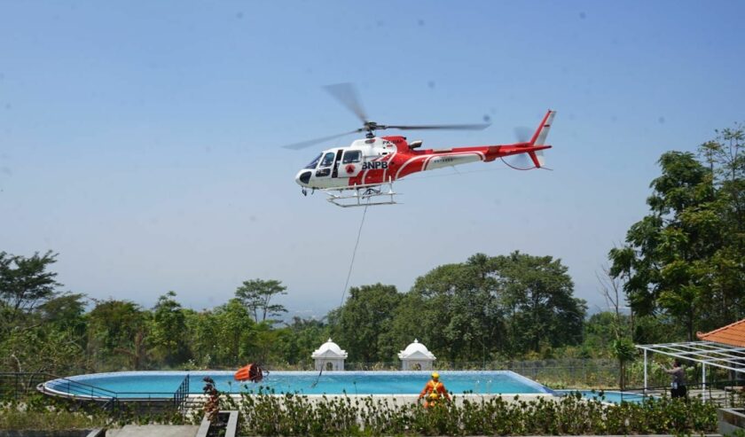 Helikopter BNPB waktu mengambil air untuk melakukan water bombing atau pemadaman via udara. Foto: BPBD Jatim.