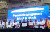 PSSI bersama Unesa dan Forum Dekan Keolahragaan Indonesia seusai menandatangani nota kesepahaman atau memorandum of understanding (MoU) di Graha Unesa, Jumat (8/9/2023). Foto: Risky suarasurabaya.net