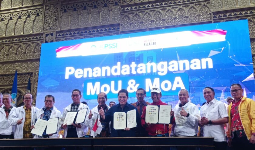 PSSI bersama Unesa dan Forum Dekan Keolahragaan Indonesia seusai menandatangani nota kesepahaman atau memorandum of understanding (MoU) di Graha Unesa, Jumat (8/9/2023). Foto: Risky suarasurabaya.net