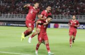 Selebrasi Dendy Sulistyawan dengan menggendong Asnawi Mangkualam Bahar usai menjebol gawang Turkmenistan pada menit ke-19. Foto: Istimewa