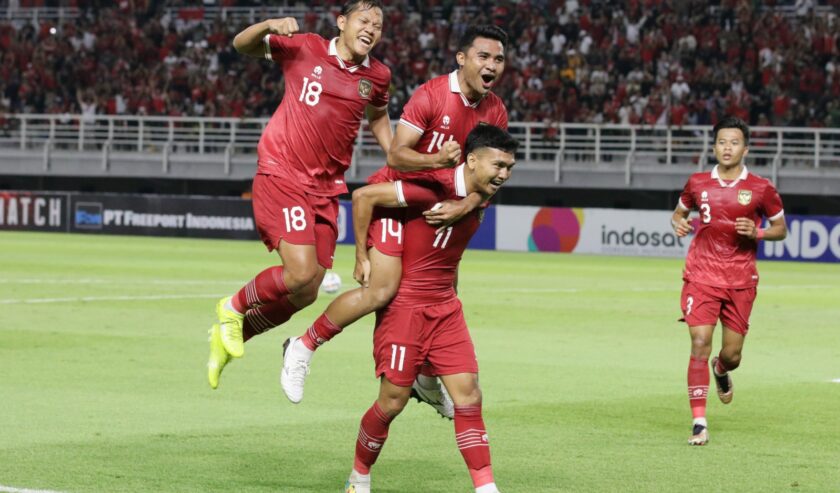 Selebrasi Dendy Sulistyawan dengan menggendong Asnawi Mangkualam Bahar usai menjebol gawang Turkmenistan pada menit ke-19. Foto: Istimewa