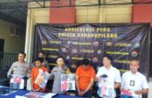 Dua pelaku penadah HP dihadirkan dalam press release di Mapolsek Karangpilang, Sabtu (9/9/2023). Foto: Humas Polsek Karangpilang