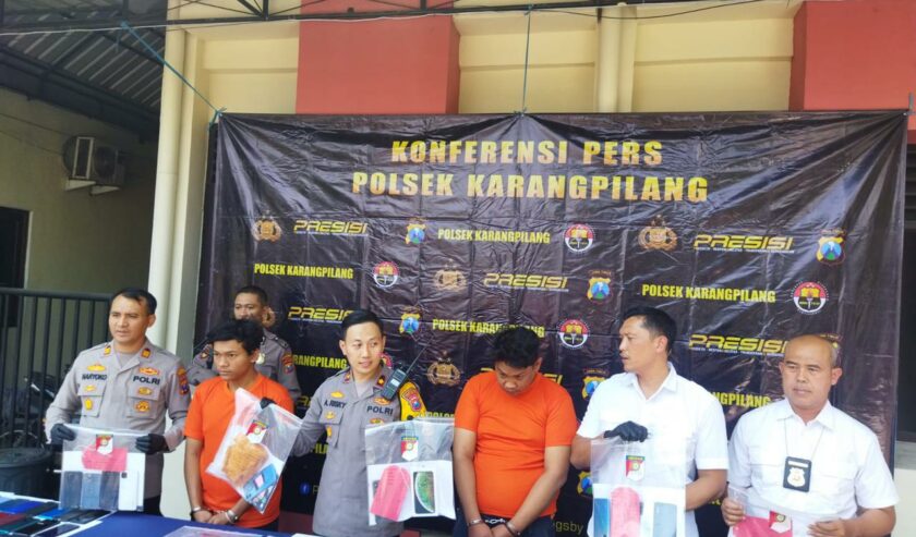 Dua pelaku penadah HP dihadirkan dalam press release di Mapolsek Karangpilang, Sabtu (9/9/2023). Foto: Humas Polsek Karangpilang