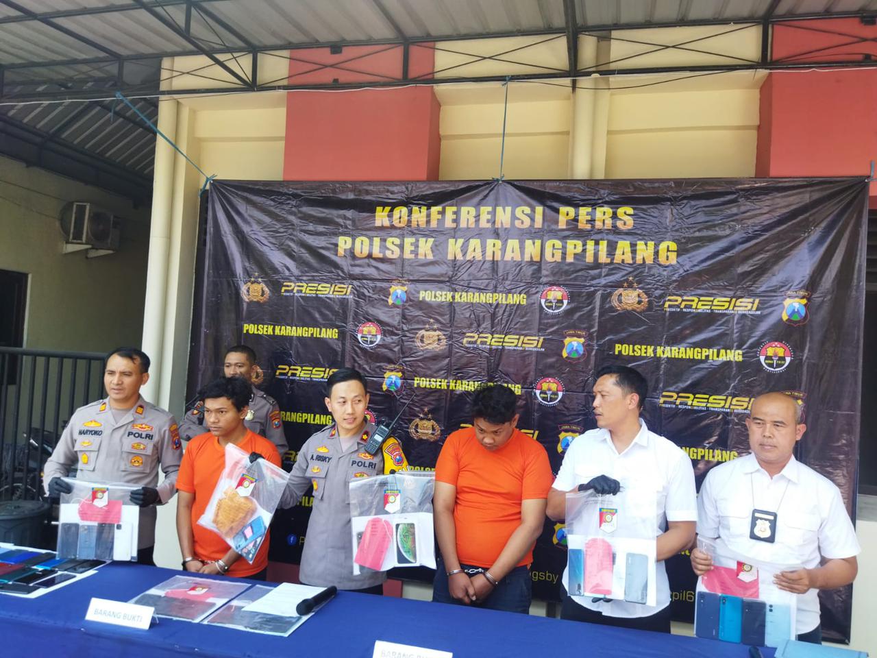 Dua pelaku penadah HP dihadirkan dalam press release di Mapolsek Karangpilang, Sabtu (9/9/2023). Foto: Humas Polsek Karangpilang