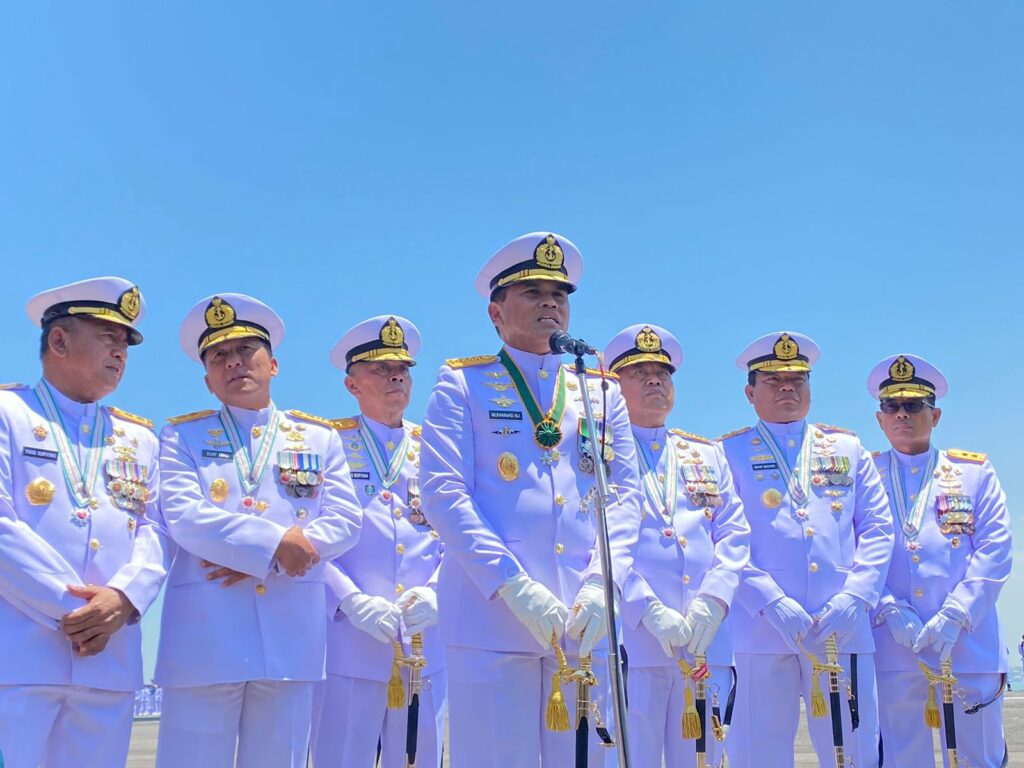 Atraksi utama prajurit Kormada II Surabaya dalam rangka HUT TNI Angkatan Laut ke-78