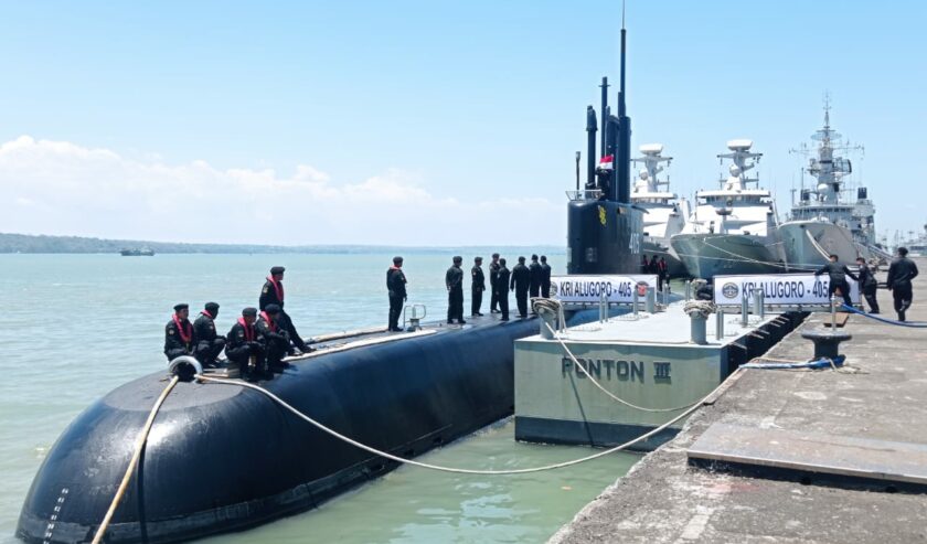 Kapal selam KRI Alugoro 450 dalam peringatan Hari Ulang Tahun (HUT) Kesatuan Kapal Selam TNI AL dan Penyematan Brevet Kehormatan Hiu Kencana di Dermaga Ujung Madura Koarmada II, Selasa (12/9/2023). Foto: Risky suarasurabaya.net