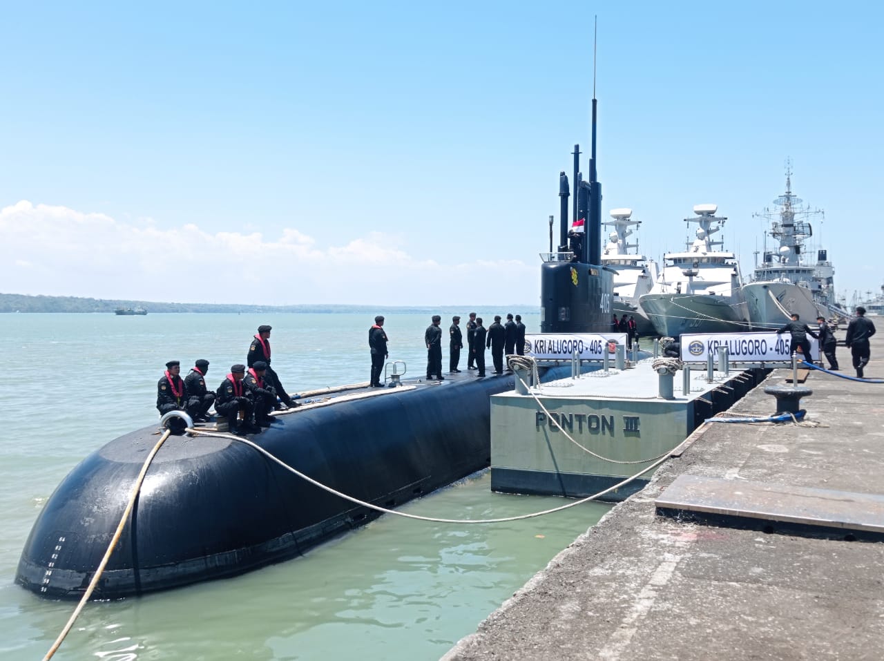 Kapal selam KRI Alugoro 450 dalam peringatan Hari Ulang Tahun (HUT) Kesatuan Kapal Selam TNI AL dan Penyematan Brevet Kehormatan Hiu Kencana di Dermaga Ujung Madura Koarmada II, Selasa (12/9/2023). Foto: Risky suarasurabaya.net