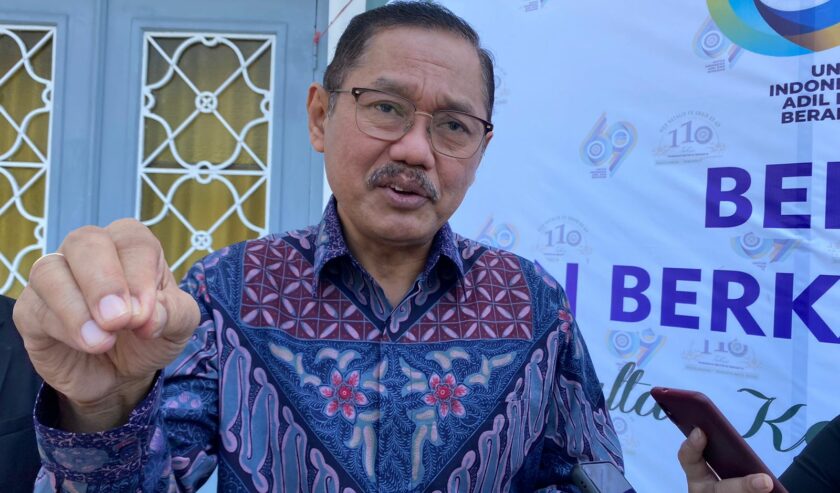 Prof Dr. dr. Budi Santoso Dekan FK Unair, Selasa (12/9/2023). Foto: Meilita suarasurabaya.net
