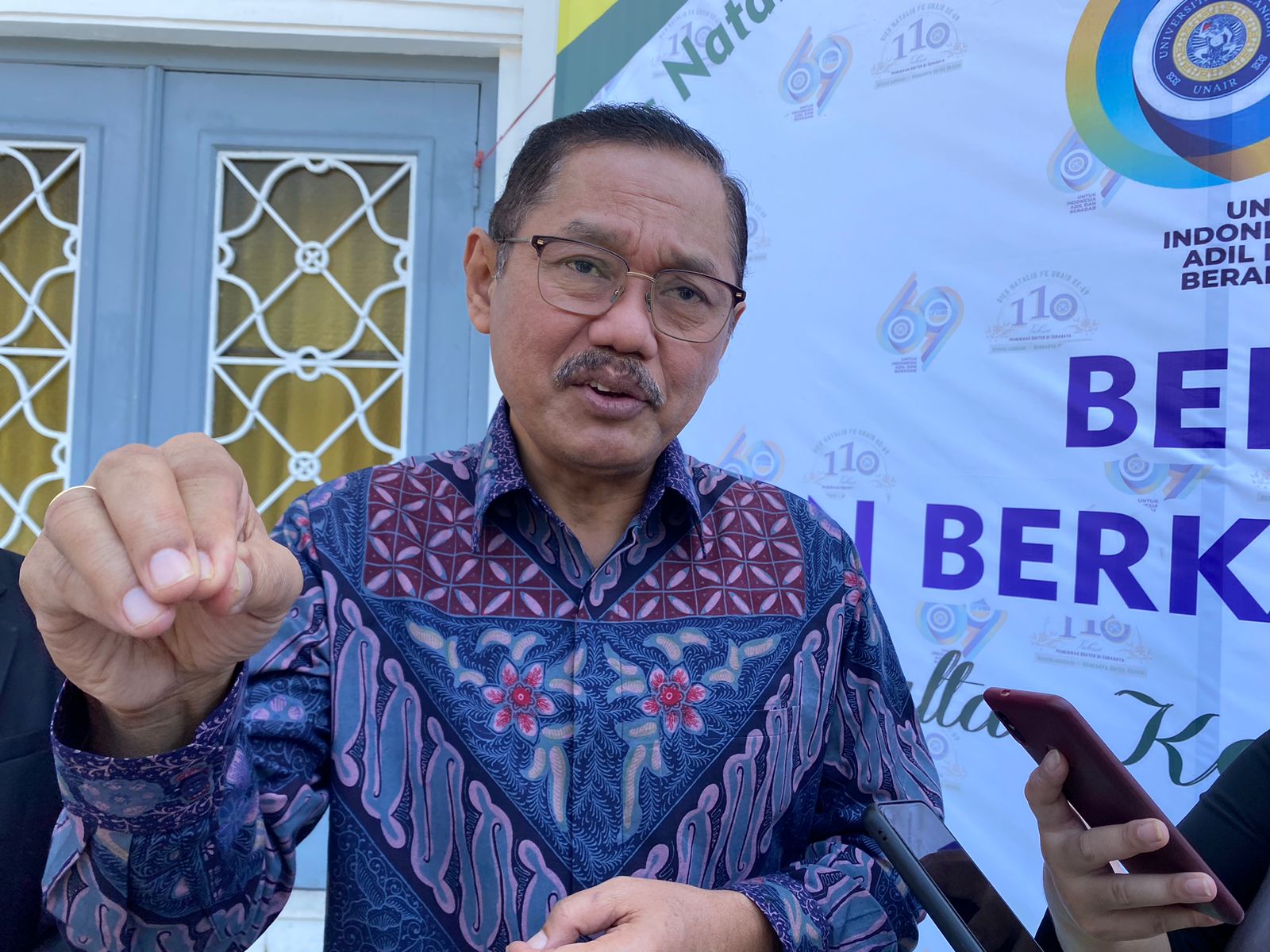 Prof Dr. dr. Budi Santoso Dekan FK Unair, Selasa (12/9/2023). Foto: Meilita suarasurabaya.net