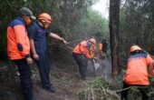 Petugas gabungan waktu melalukan pembasahan di kawasan Taman Nasional Bromo setelah dilakukan water bombing, Senin (11/9/2023). Foto: BPBD Jatim