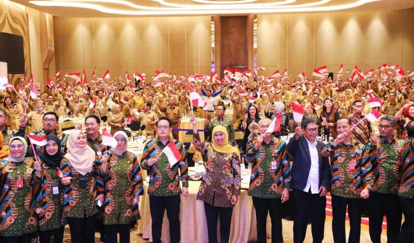 Khofifah Indar Parawansa Gubernur Jatim waktu bersama tenaga pendidik se Jatim. Foto: Humas Pemprov Jatim.