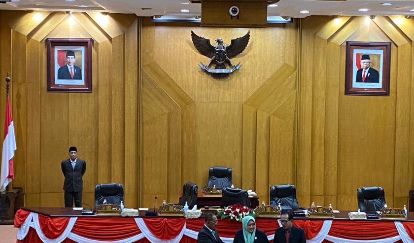Seremonial penyerahan berkas pandangan fraksi dari DPRD Kota Surabaya ke Wakil Wali Kota Surabaya, Selasa (12/9/2023). Foto: Meilita suarasurabaya.net