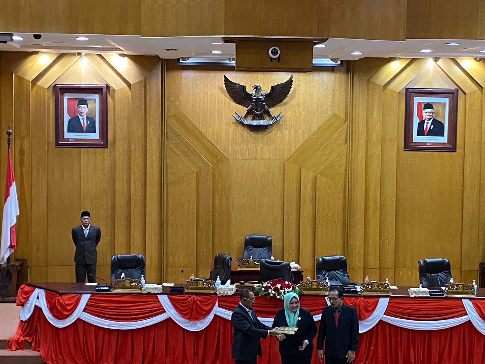 Seremonial penyerahan berkas pandangan fraksi dari DPRD Kota Surabaya ke Wakil Wali Kota Surabaya, Selasa (12/9/2023). Foto: Meilita suarasurabaya.net