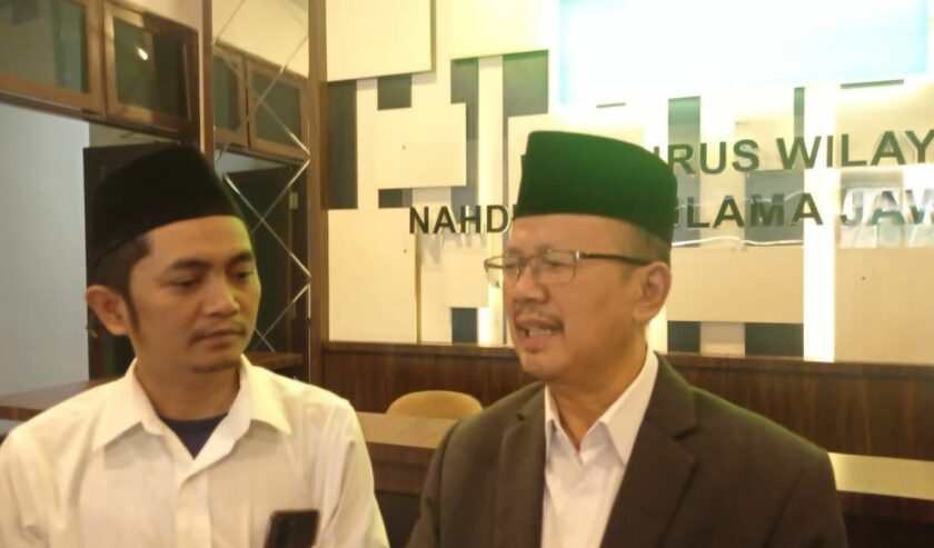 Muhammad Hamim HR Sekretaris LBM PWNU Jatim dan KH Romadlon Chotib Katib Suriyah PWNU Jatim waktu memberi keterangan terkait kandungan zat Kode E-120, Selasa (12/9/2023). Foto: Wildan suarasurabaya.net