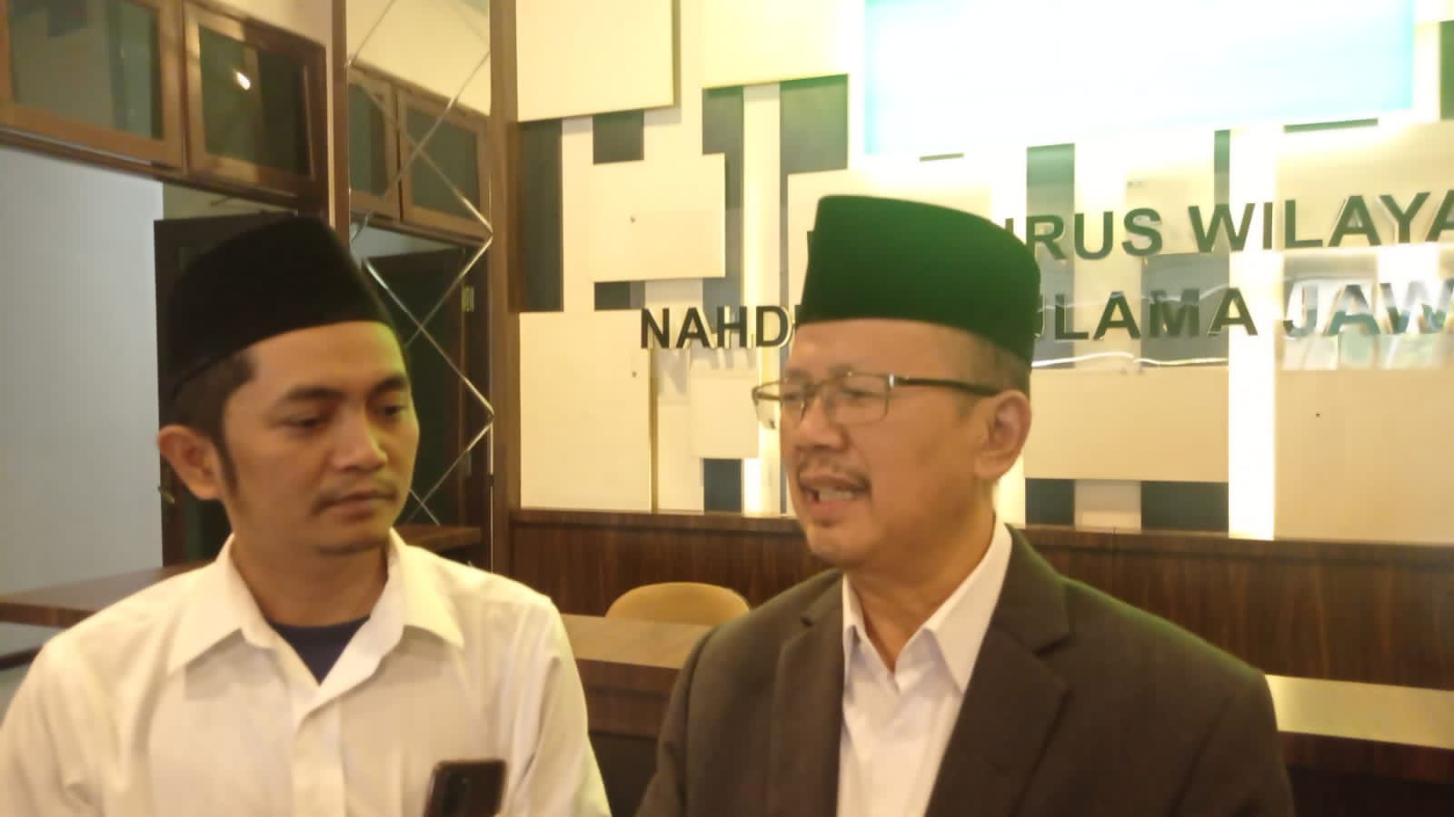 Muhammad Hamim HR Sekretaris LBM PWNU Jatim dan KH Romadlon Chotib Katib Suriyah PWNU Jatim waktu memberi keterangan terkait kandungan zat Kode E-120, Selasa (12/9/2023). Foto: Wildan suarasurabaya.net