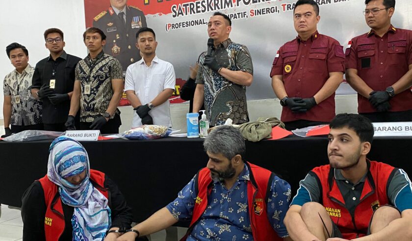 Tiga anggota keluarga WNA asal Pakistan waktu dihadirkan dalam ungkap kasus pencurian di Mapolrestabes Surabaya, Jumat (15/9/2023). Foto: Wildan suarasurabaya.net