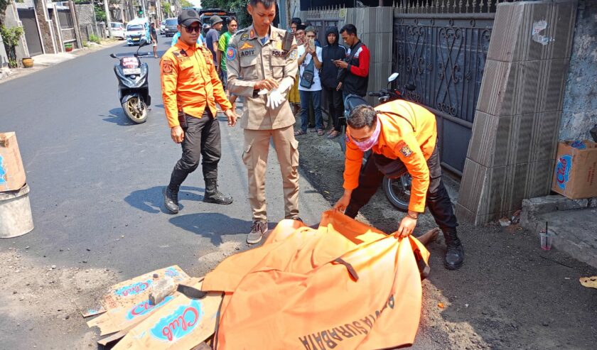 Petugas mengevakuasi pemotor yang meninggal dunia di Jalan Tambak Osowilangun, Kecamatan Benowo, Kota Surabaya, Jawa Timur pada Selasa (19/9/2023) sekitar pukul 12.40 WIB.