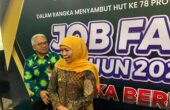 Khofifah Indar Parawansa Gubernur Jatim bersama Himawan Estu Bagijo Kadisnakertrans Jatim waktu menghadiri Job Fair, Selasa (19/9/2023). Foto: Wildan suarasurabaya.net