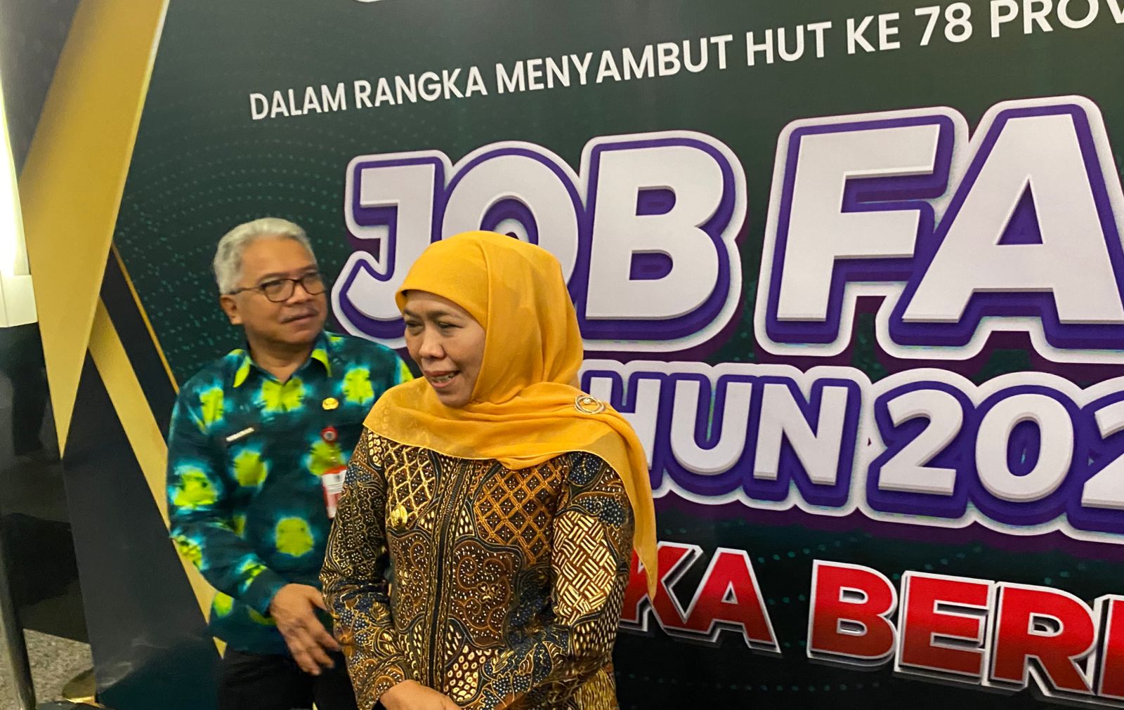 Khofifah Indar Parawansa Gubernur Jatim bersama Himawan Estu Bagijo Kadisnakertrans Jatim waktu menghadiri Job Fair, Selasa (19/9/2023). Foto: Wildan suarasurabaya.net