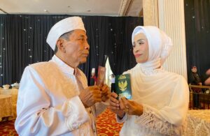 Maki (77 tahun) dan Nur Hayati (68 tahun) pasutri lansia tertua peserta isbat nikah massal Pemkot Surabaya, Selasa (19/9/2023). Foto: Meilita suarasurabaya.net