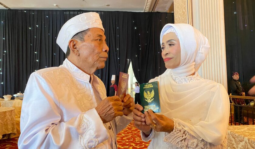 Maki (77 tahun) dan Nur Hayati (68 tahun) pasutri lansia tertua peserta isbat nikah massal Pemkot Surabaya, Selasa (19/9/2023). Foto: Meilita suarasurabaya.net