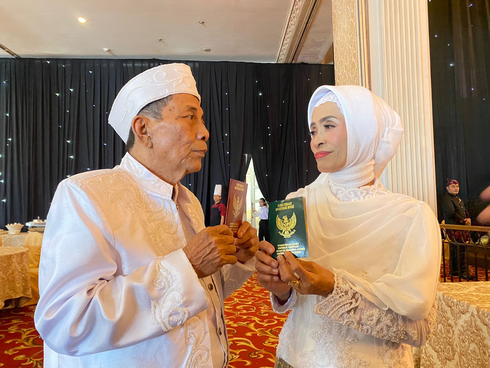 Maki (77 tahun) dan Nur Hayati (68 tahun) pasutri lansia tertua peserta isbat nikah massal Pemkot Surabaya, Selasa (19/9/2023). Foto: Meilita suarasurabaya.net