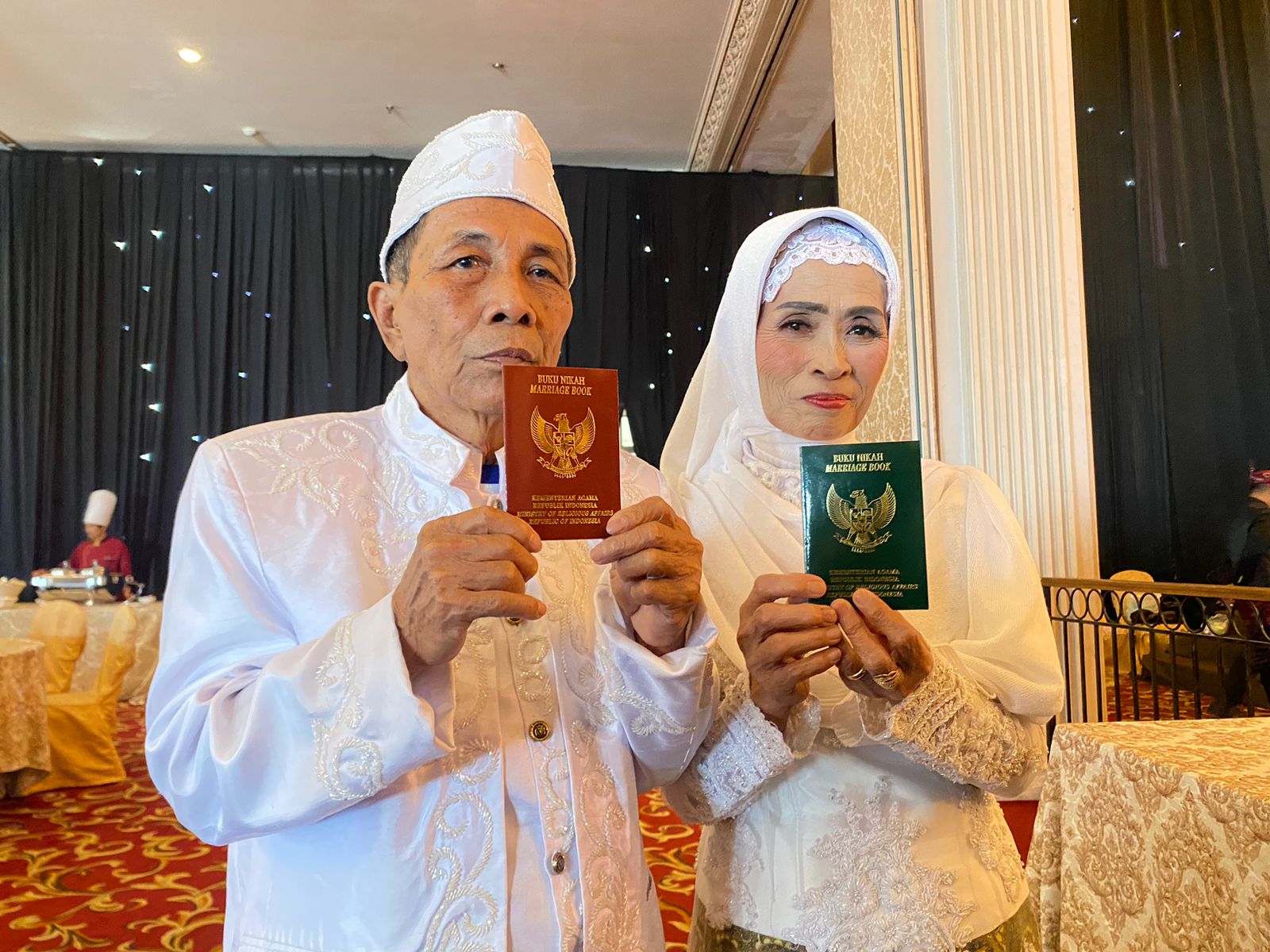 Dua pasutri lansia dapat buku nikah usai hidup bersama lima puluh tahun dengan empat anak dan 10 cucu, Selasa (19/9/2023). Foto: Meilita suarasurabaya.net