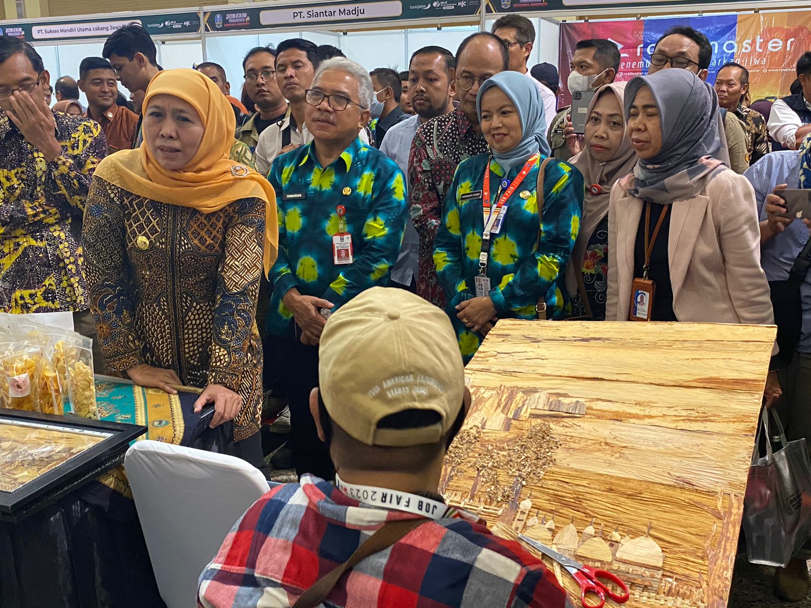 Khofifah Indar Parawansa Gubernur Jatim waktu meninjau salah satu booth UMKM dalam Job Fair, Selasa (19/9/2023). Foto: Wildan suarasurabaya.net