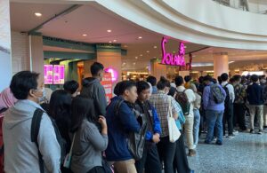 Suasana antrean masyarakat di Job Fair Merdeka Berkarir 2023 yang digelar Disnakertrans Jatim di Galxy Mall 2 Surabaya, Selasa (19/9/2023). Foto: Wildan suarasurabaya.net