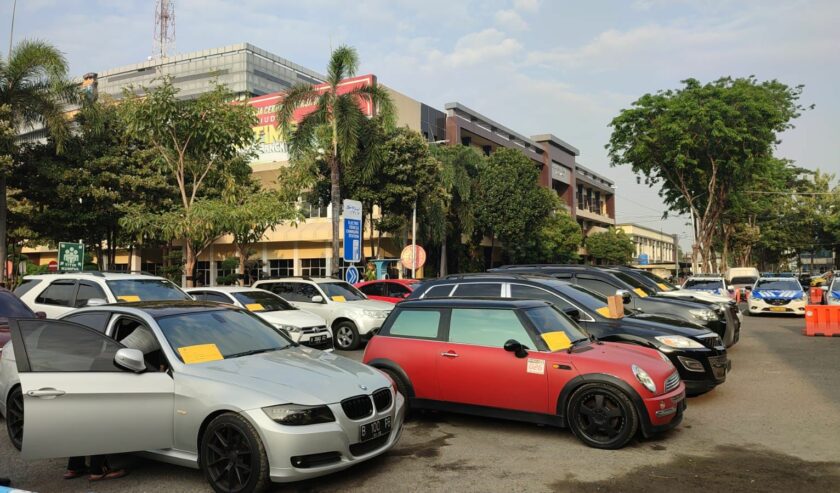 Sebanyak 102 mobil terparkir di samping Gedung Direktorat Lalu Lintas Polda Jatim, Selasa (19/9/2023). Foto: Dirlantas Polda Jatim