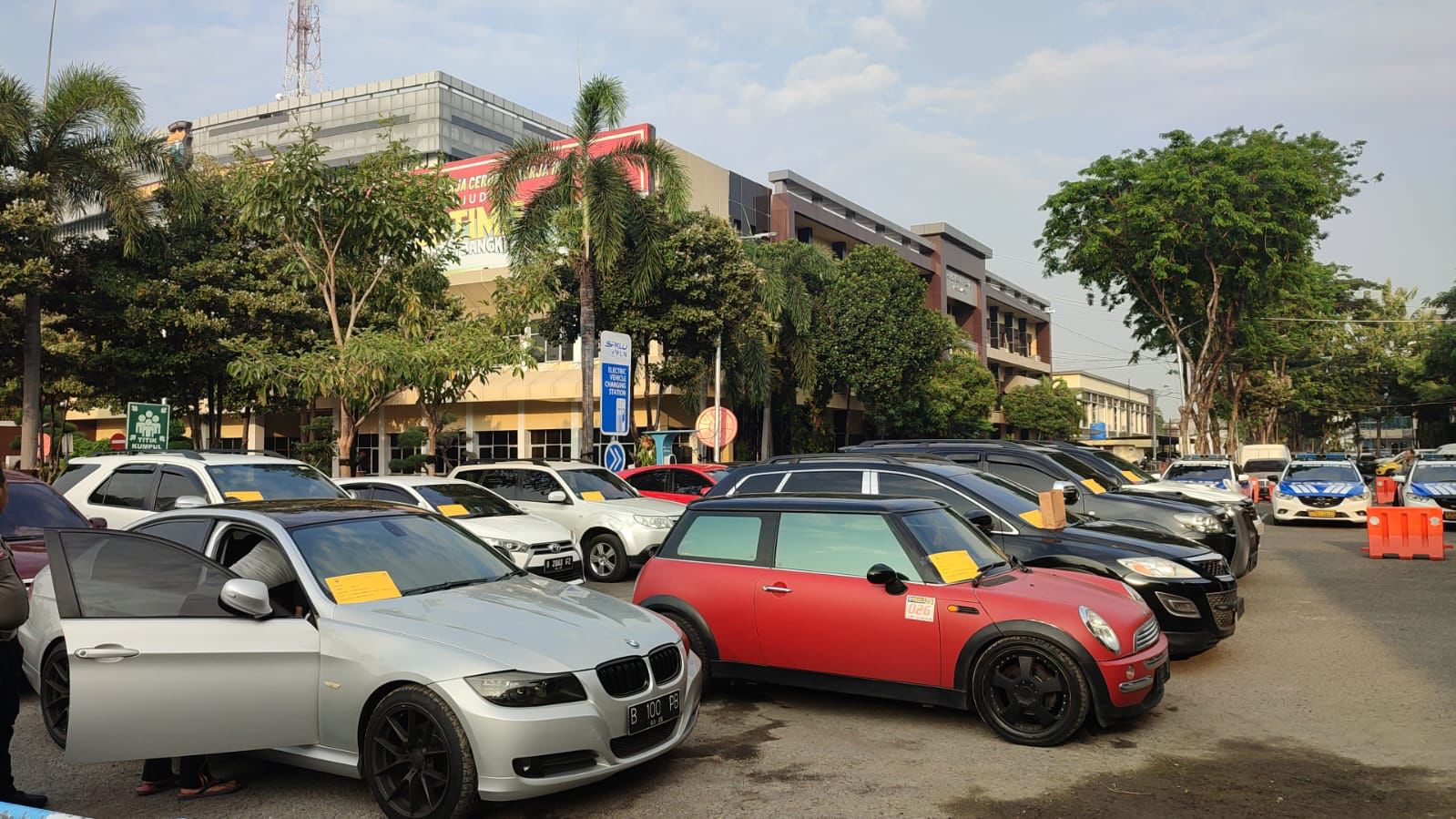 Sebanyak 102 mobil terparkir di samping Gedung Direktorat Lalu Lintas Polda Jatim, Selasa (19/9/2023). Foto: Dirlantas Polda Jatim