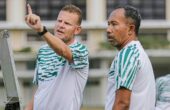 Josep Gombau pelatih Persebaya bersama Uston Nawawi asisten pelatih saat melatih skuad Green Force. Foto: Persebaya