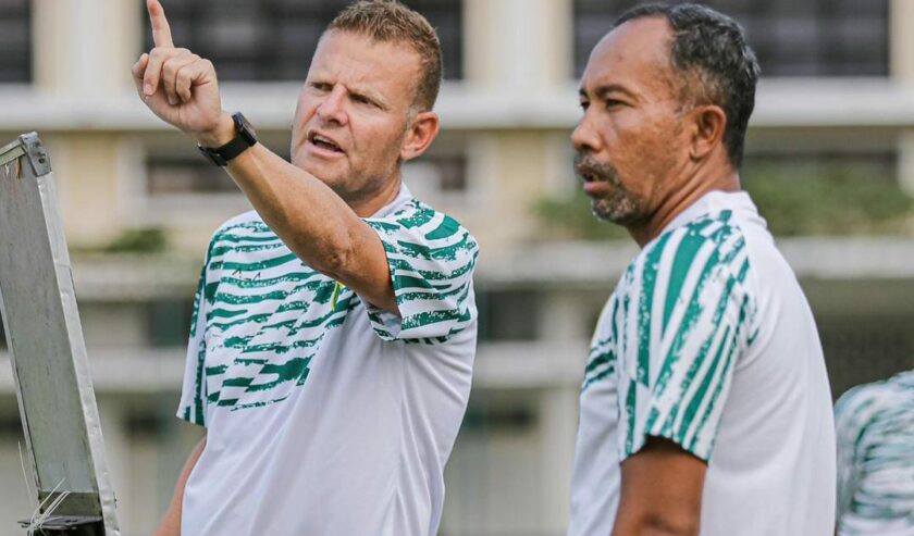 Josep Gombau pelatih Persebaya bersama Uston Nawawi asisten pelatih saat melatih skuad Green Force. Foto: Persebaya