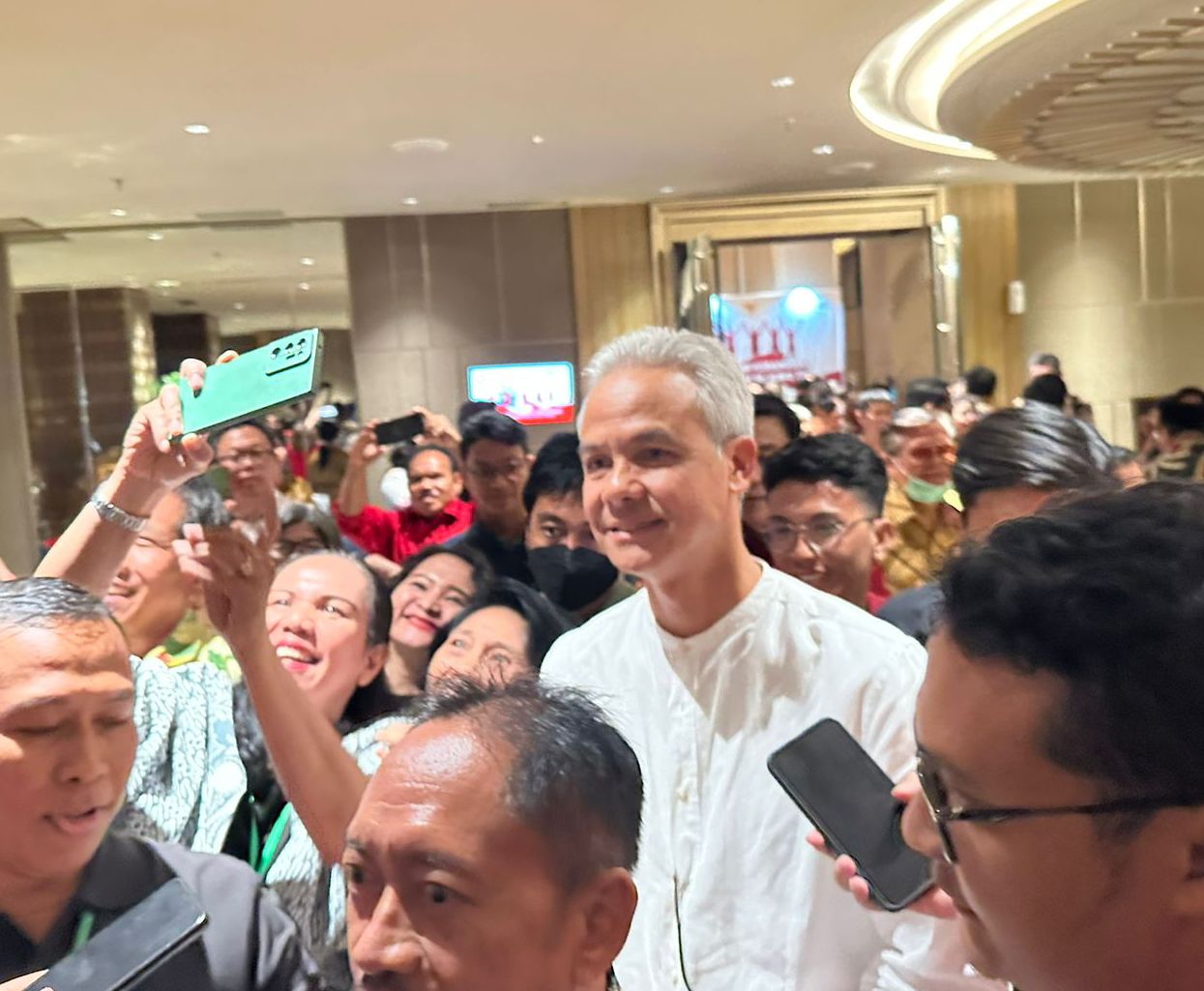 Ganjar Pranowo bacapres yang diusung PDI Perjuangan waktu ditemui di Hotel Grand Dafam, Surabaya, Jawa Timur, Jumat (22/9/2023). Foto: Wildan suarasurabaya.net