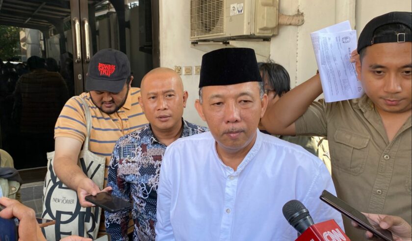 Abdul Malik pengacara korban (baju putih) waktu ditemui di Eye Clinic Surabaya, Jumat (22/9/2023). Foto: Wildan suarasurabaya.net