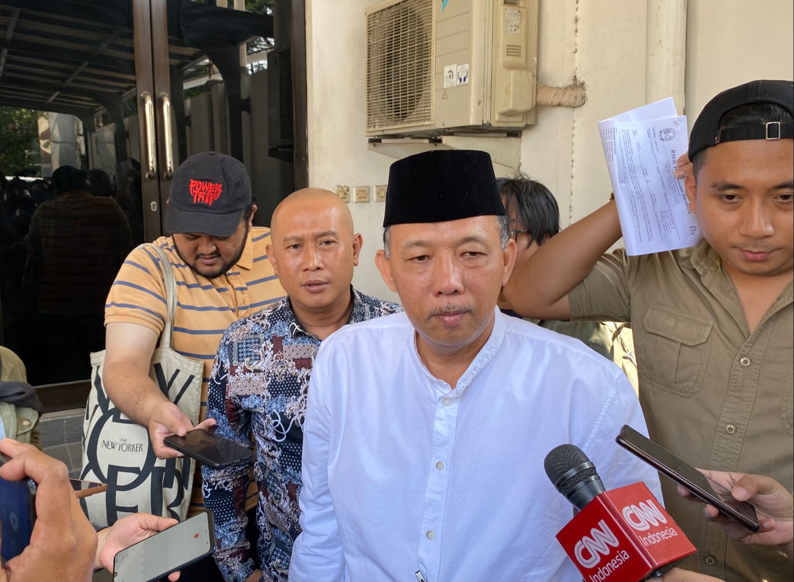 Abdul Malik pengacara korban (baju putih) waktu ditemui di Eye Clinic Surabaya, Jumat (22/9/2023). Foto: Wildan suarasurabaya.net
