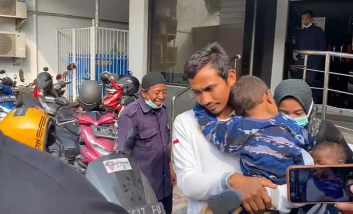 Samsul Arif ayah korban SAH waktu keluar klinik setelah memeriksakan anaknya, Jumat (22/9/2023). Foto: Wildan suarasurabaya.net