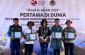 Indra Exploitasia Direktur Konservasi Keanekaragaman Hayati dan Genetik (KKHG) KLHK RI, Jansen Manangsang bersama Direktur TSI dan Ryuichi Hasegawa EVP Director PT Smelting berfoto bersama usai pelepasliaran komodo di Taman Nasional Wae Wull Manggarai Barat NTT. Foto: Istimewa