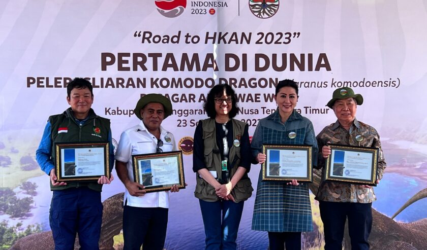 Indra Exploitasia Direktur Konservasi Keanekaragaman Hayati dan Genetik (KKHG) KLHK RI, Jansen Manangsang bersama Direktur TSI dan Ryuichi Hasegawa EVP Director PT Smelting berfoto bersama usai pelepasliaran komodo di Taman Nasional Wae Wull Manggarai Barat NTT. Foto: Istimewa