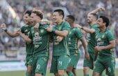 Para pemain Persebaya Surabaya merayakan gol yang dicetak Ze Valente pada awal babak kedua. Foto: Persebaya