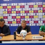 Josep Gombau pelatih Persebaya saat berada dalam After Match Press Conference di Gelora Bung Tomo Surabaya, pada Sabtu (23/9/2023). Foto: Risky suarasurabaya.net
