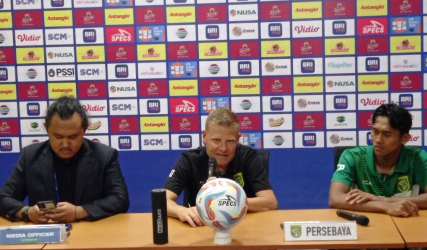 Josep Gombau pelatih Persebaya saat berada dalam After Match Press Conference di Gelora Bung Tomo Surabaya, pada Sabtu (23/9/2023). Foto: Risky suarasurabaya.net