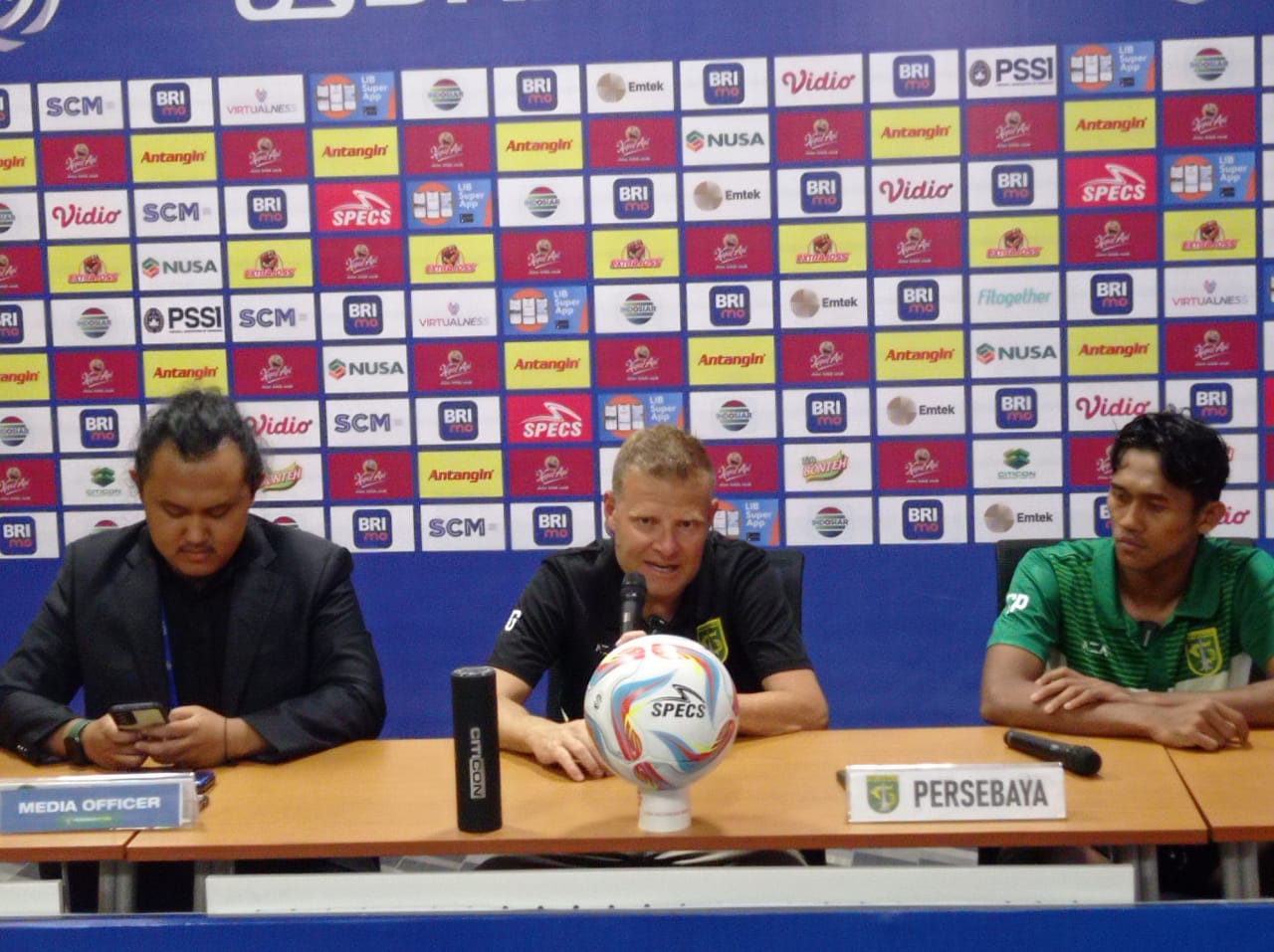 Josep Gombau pelatih Persebaya saat berada dalam After Match Press Conference di Gelora Bung Tomo Surabaya, pada Sabtu (23/9/2023). Foto: Risky suarasurabaya.net