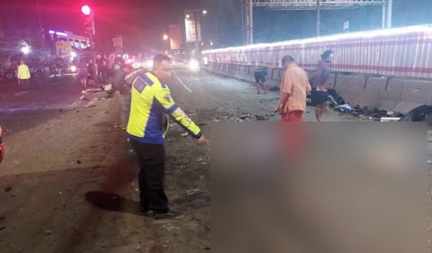 Polisi menunjukkan titik terjadinya kecelakaan di simpang Bawen, Kabupaten Semarang, Sabtu. Foto: Humas Polda Jateng