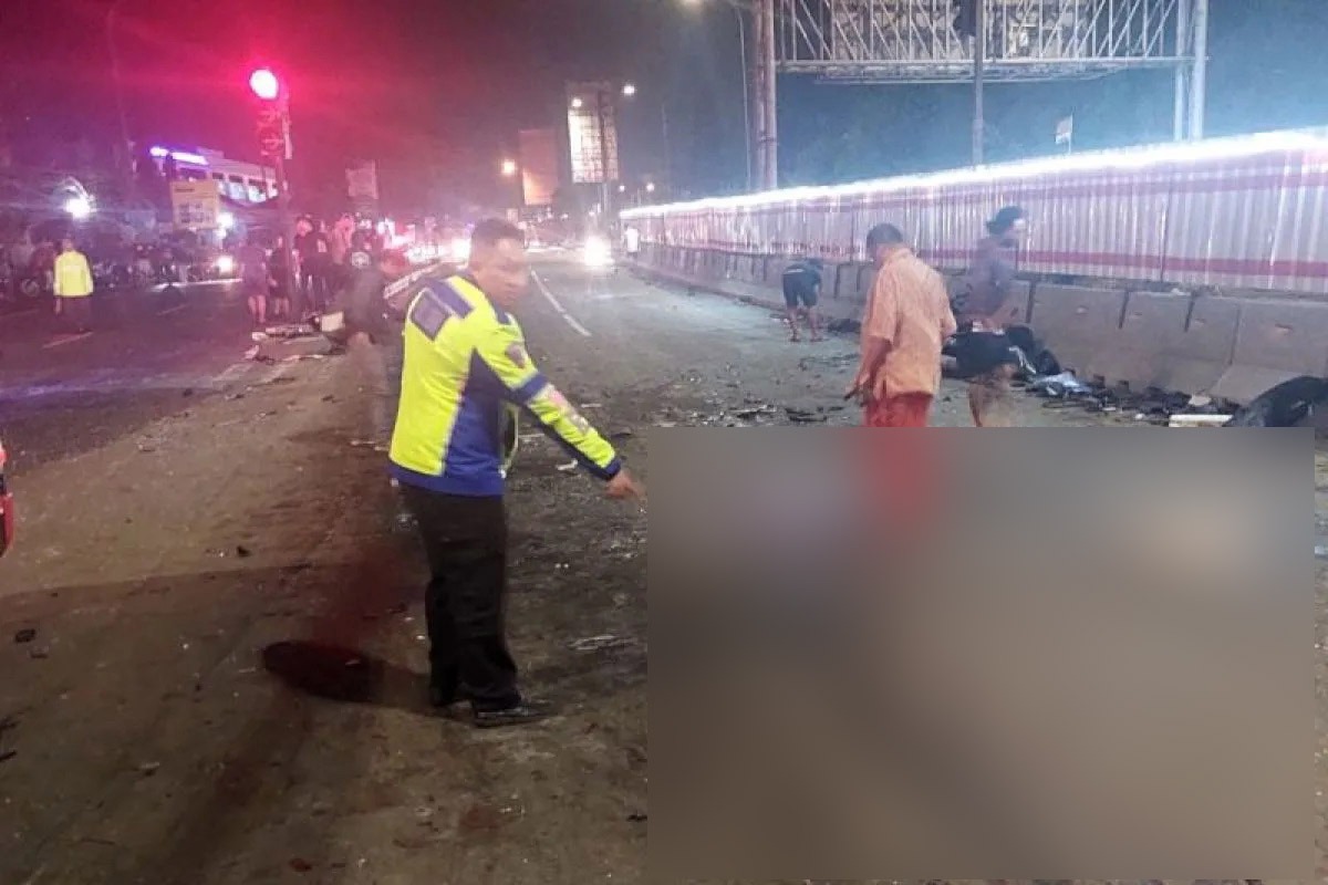Polisi menunjukkan titik terjadinya kecelakaan di simpang Bawen, Kabupaten Semarang, Sabtu. Foto: Humas Polda Jateng