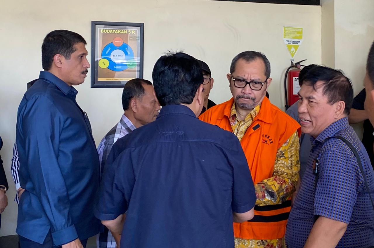 Sahat Tua Simanjuntak mantan Wakil Ketua DPRD Jatim disambut sejumlah kerabatnya sebelum menjalani sidang vonis di PN Tipikor Surabaya, Selasa (26/9/2023). Foto: Wildan suarasurabaya.net