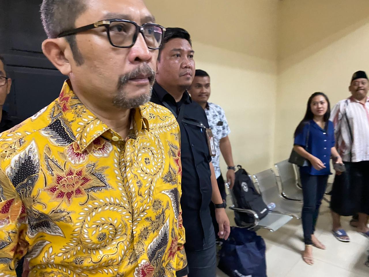 Sahat Tua Simanjuntak mantan Wakil Ketua DPRD Jatim memasuki ruangan Candra di PN Tipikor Surabaya untuk mengikuti sidang vonis hukuman, Selasa (26/9/2023). Foto: Wildan suarasurabaya.net