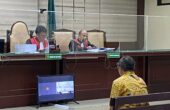 Sahat Tua Simanjuntak mantan Wakil Ketua DPRD Jatim waktu mendengarkan uraian kronologis pelanggaran kasus korupsi dana hibah, Selasa (26/9/2023). Foto: Wildan suarasurabaya.net