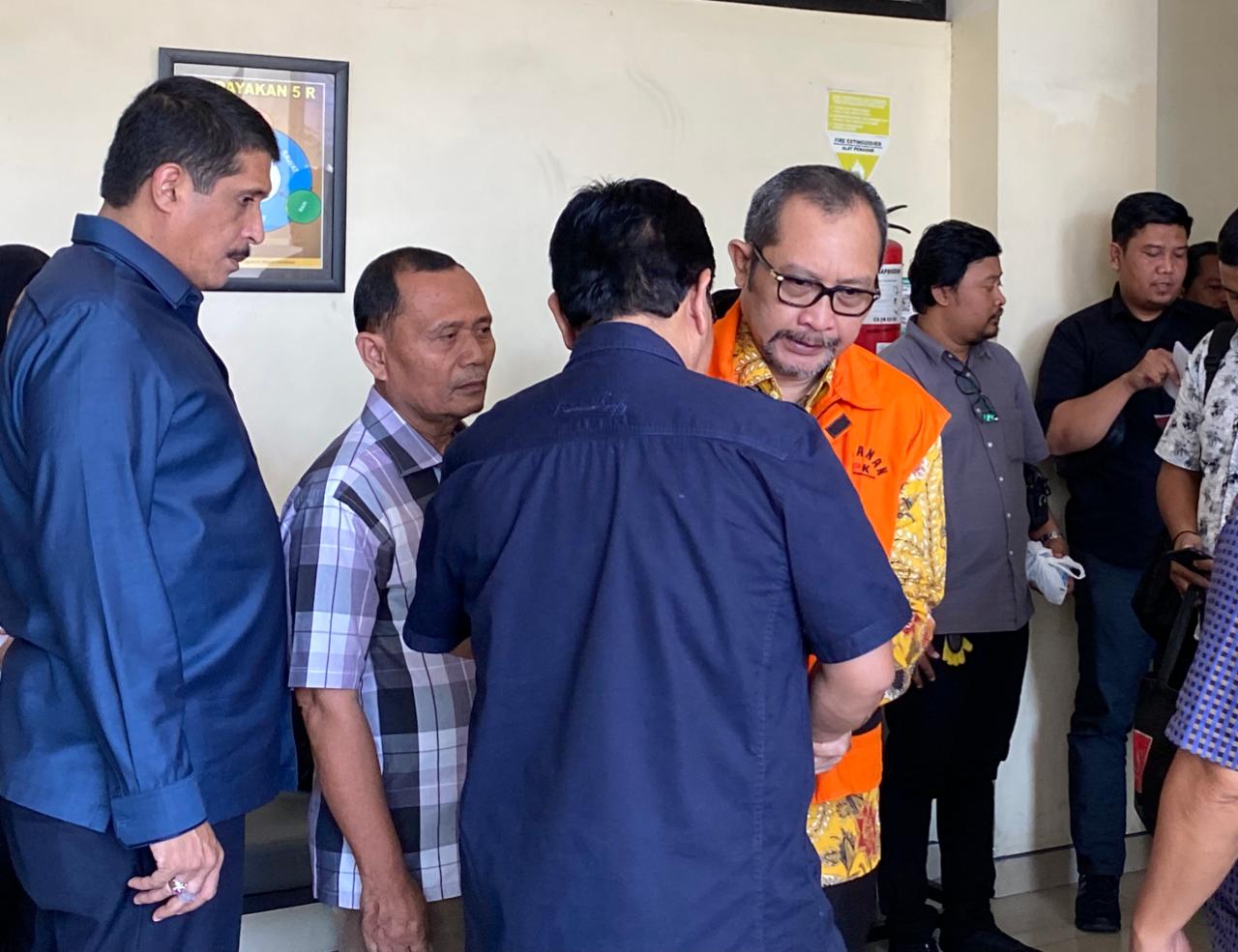 Sahat Tua Simanjuntak mantan Wakil Ketua DPRD Jatim disambut sejumlah kerabatnya sebelum menjalani sidang vonis di PN Tipikor Surabaya, Selasa (26/9/2023). Foto: Wildan suarasurabaya.net