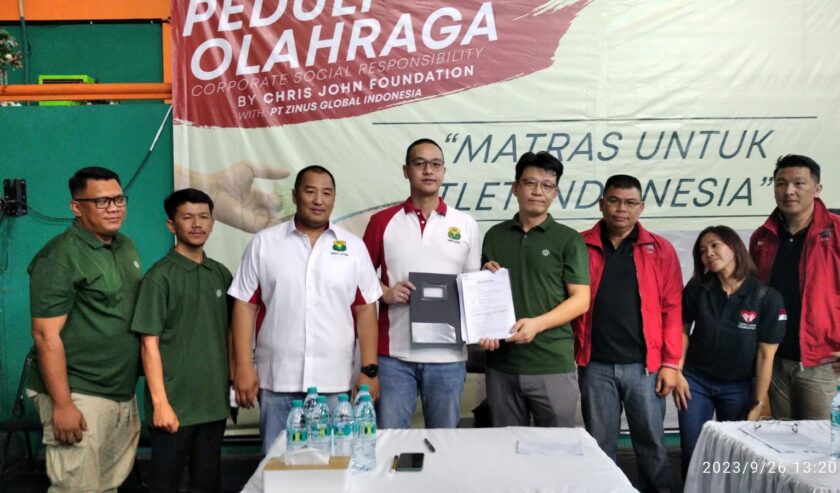 Chris John, Tonny Wahyudi Ketum PBSI Jatim dan perwakilan PT Zinus Global Indonesia di GOR Sudirman, Kota Surabaya, Jawa Timur pada Selasa (26/9/2023). Foto: Budi Leksono Suara Surabaya